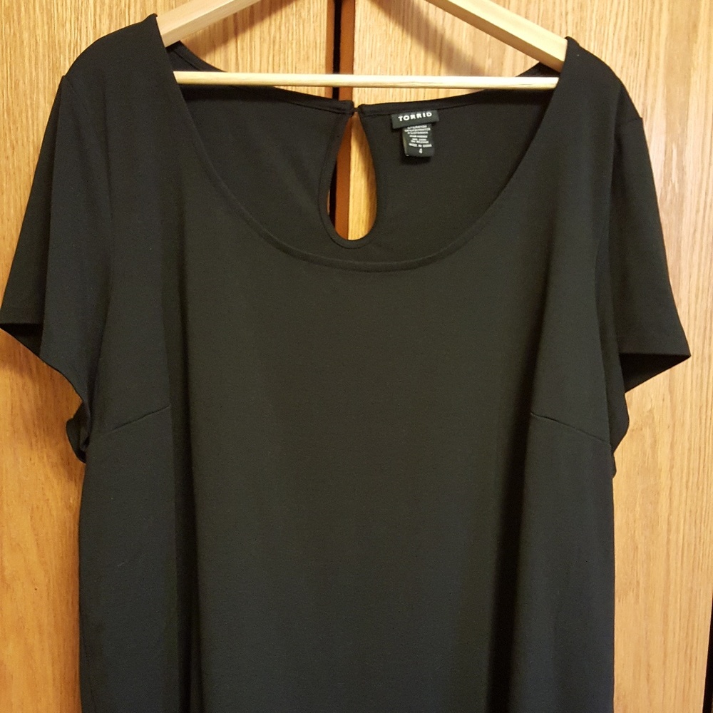 Black Torrid Tee w/Keyhole Opening in Back Size 4